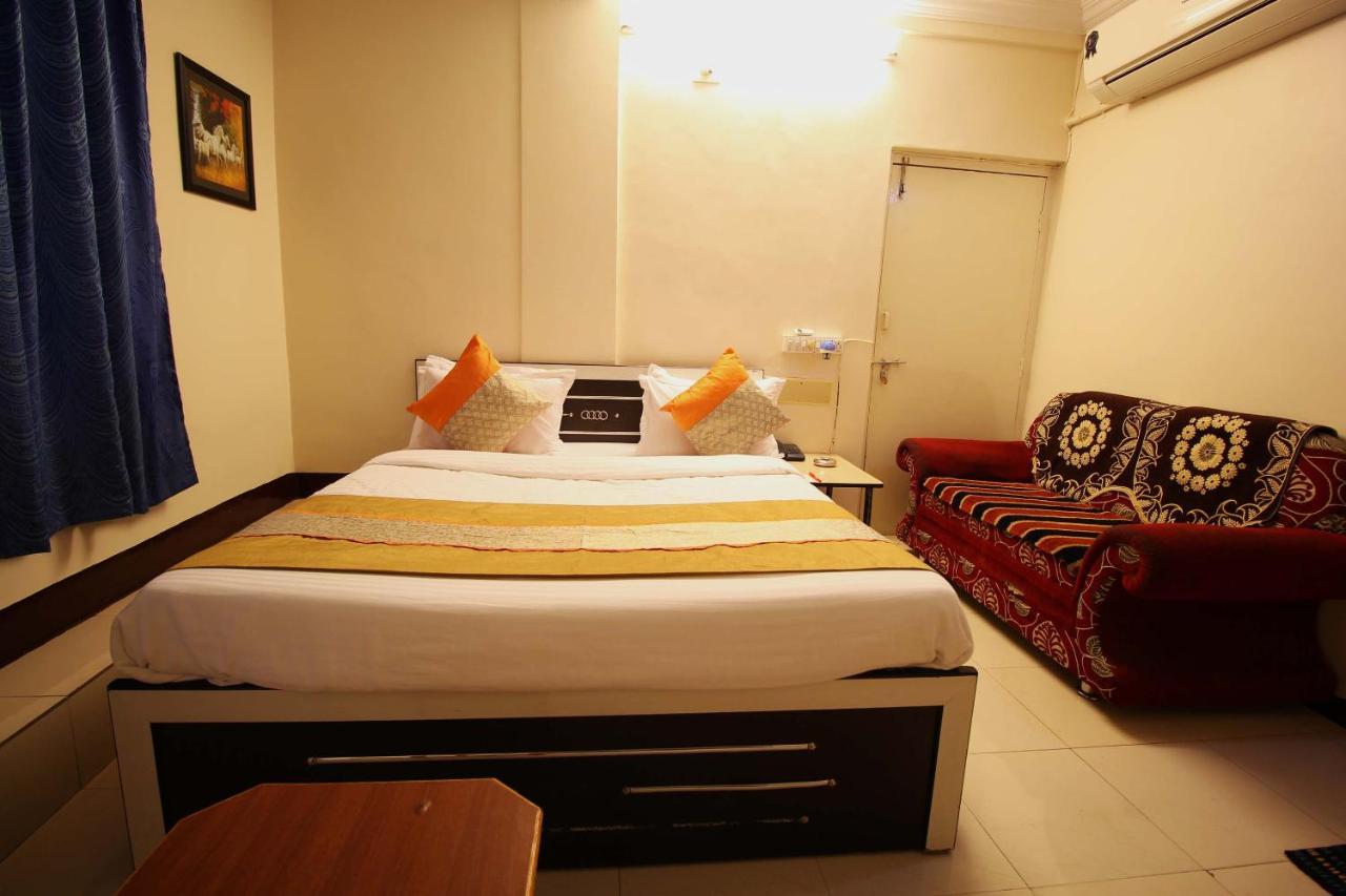 Oyo Hotel Blue Diamond Ahmedabad Eksteriør billede