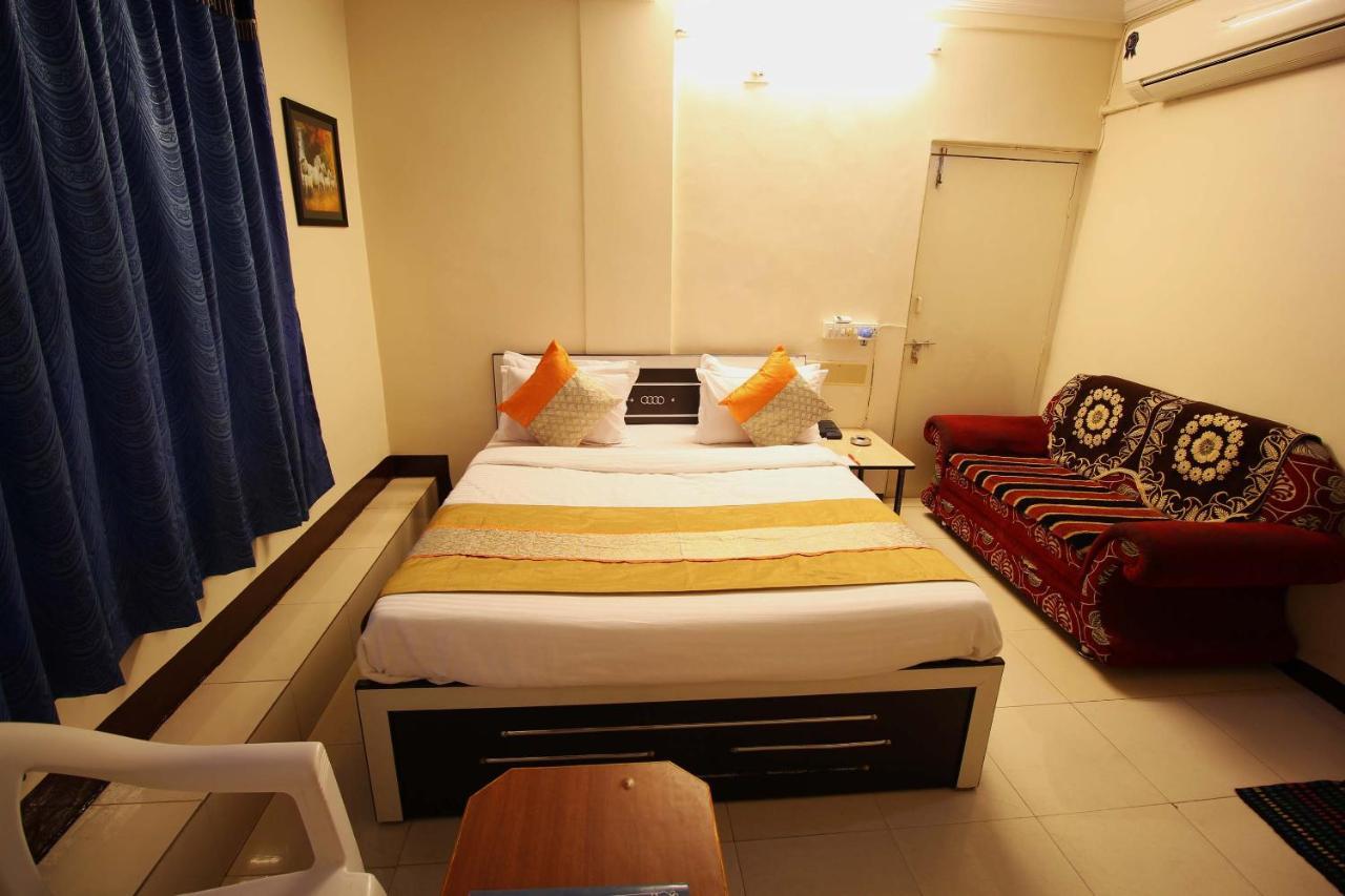 Oyo Hotel Blue Diamond Ahmedabad Eksteriør billede