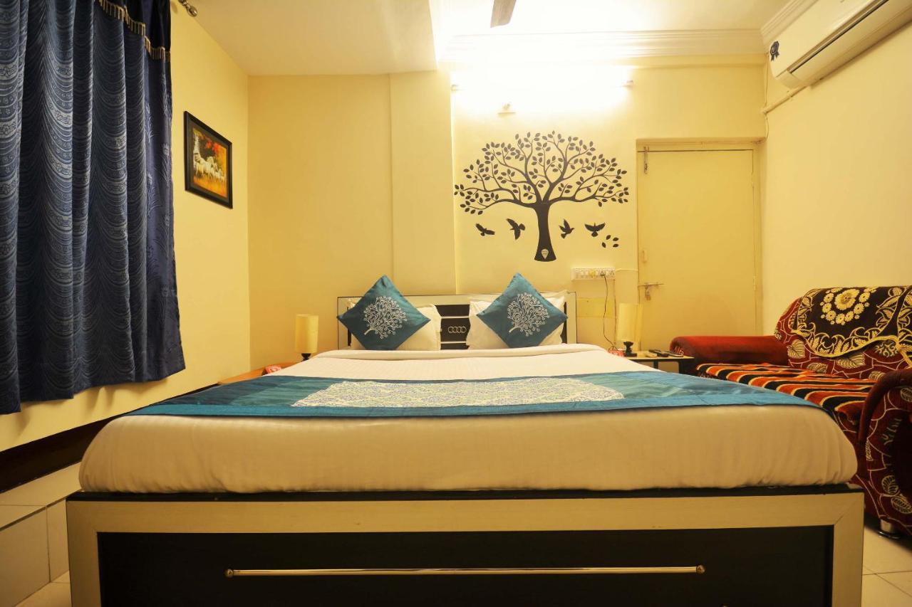 Oyo Hotel Blue Diamond Ahmedabad Eksteriør billede
