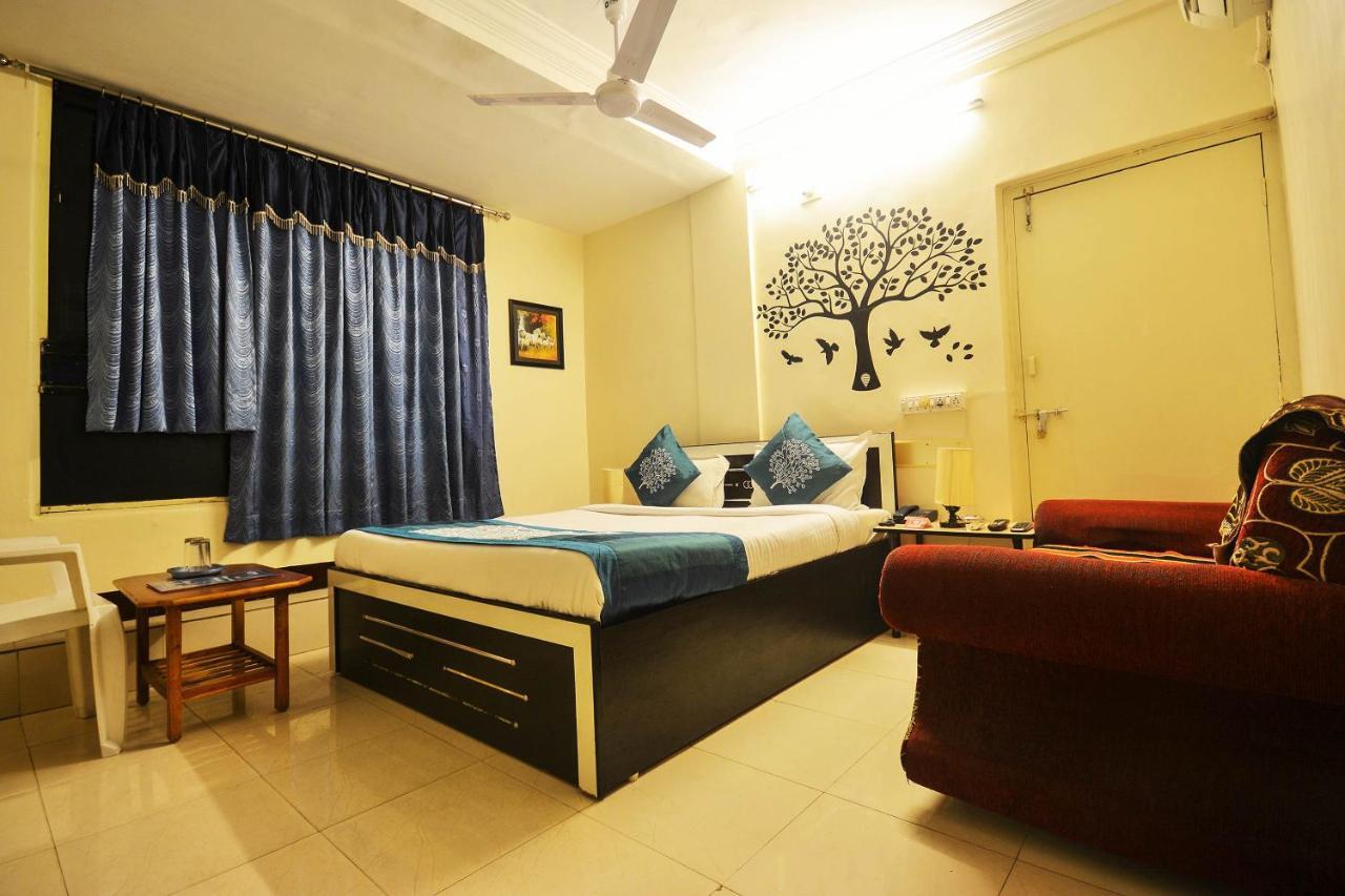 Oyo Hotel Blue Diamond Ahmedabad Eksteriør billede