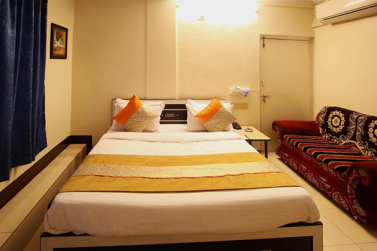 Oyo Hotel Blue Diamond Ahmedabad Eksteriør billede